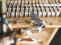 Scout Spearpoint Hirschhorn Damast -Magnumco Verkaufe boeker manufaktur solingen scout spearpoint hirschhorn damast 112201dam 4 1280x1280